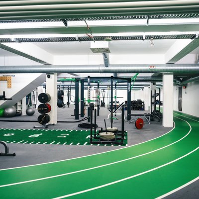 Punch Fitness Essen: Dreh ein paar Runden auf unserer Indoor-Laufstrecke.